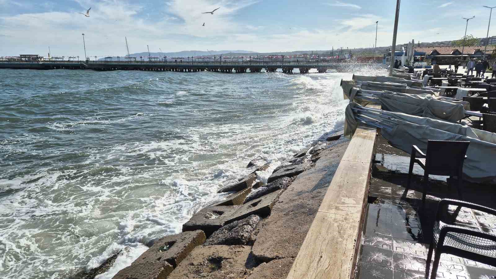 Marmara Denizi’nde şiddetli poyraz: Deniz ulaşımı aksadı