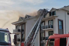 Çatı alev alev yandı, bina sakinleri gözyaşları içinde izledi
