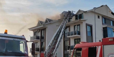 Çatı alev alev yandı, bina sakinleri gözyaşları içinde izledi