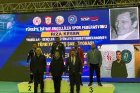 Sakarya Büyükşehir güreşçileri Sivas’ta şampiyon oldu