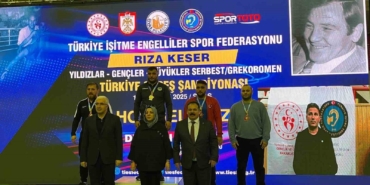 Sakarya Büyükşehir güreşçileri Sivas’ta şampiyon oldu