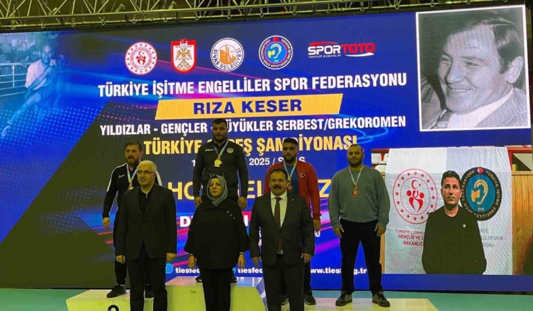 Sakarya Büyükşehir güreşçileri Sivas’ta şampiyon oldu