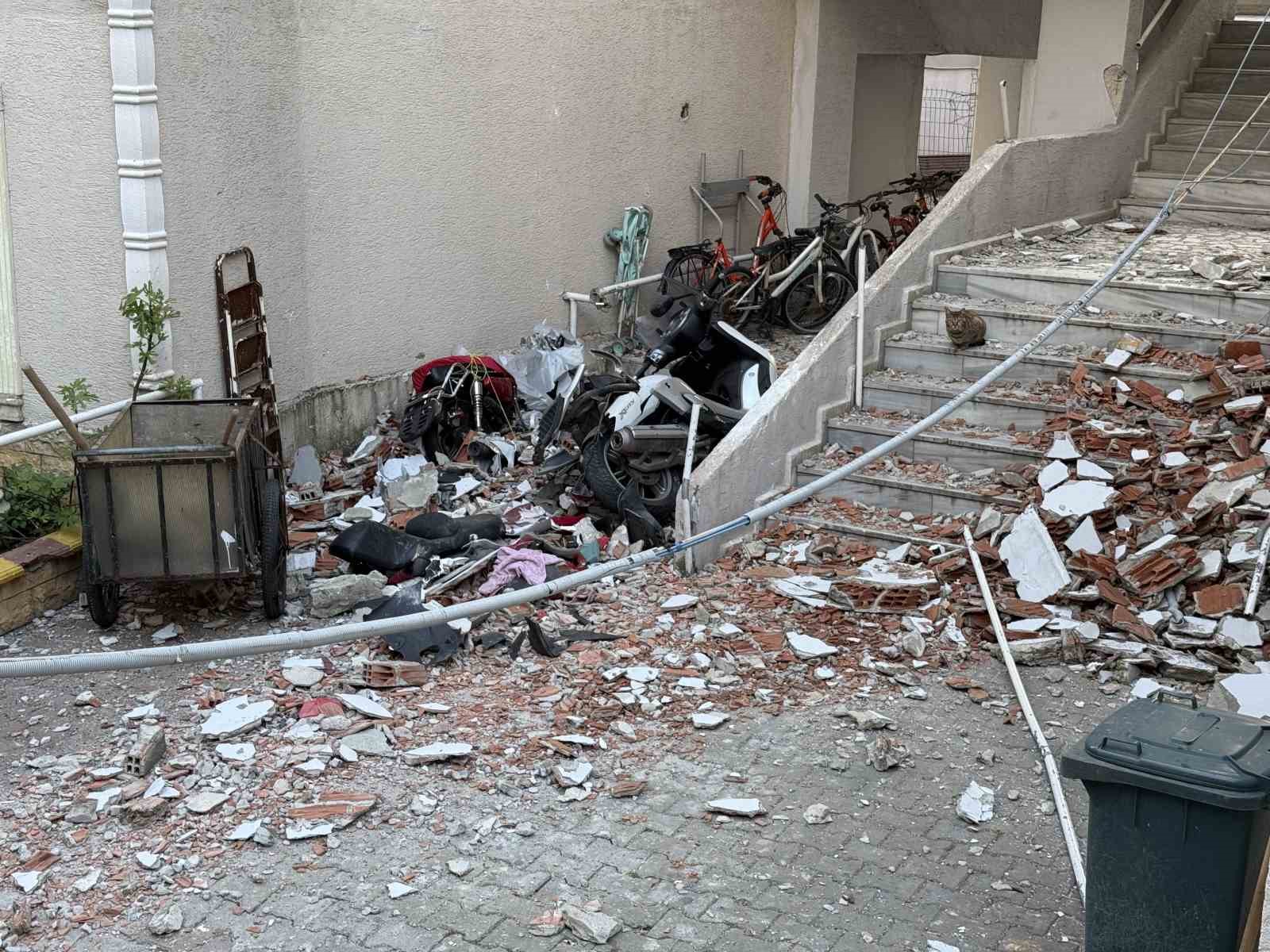 Kumburgaz’da bina duvarlarının yıkılma anı kamerada