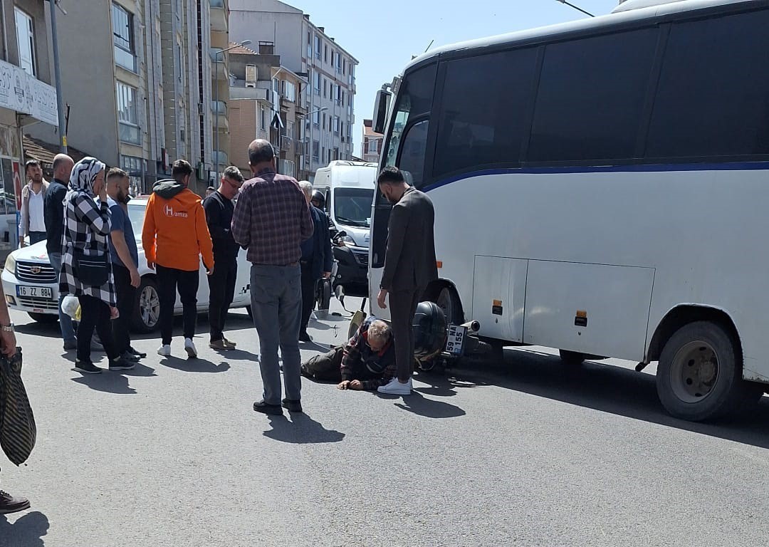 Muratlı’da motosiklet ile minibüs çarpıştı: 1 yaralı
