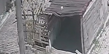 Deprem esnasında evinden garajın üzerine atladı