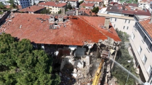 Büyükçekmece’de depremde yıkılma riski taşıyan 35 daire yıkıldı