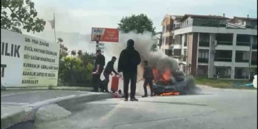 Yalova’da seyir halindeki otomobil alevlere teslim oldu