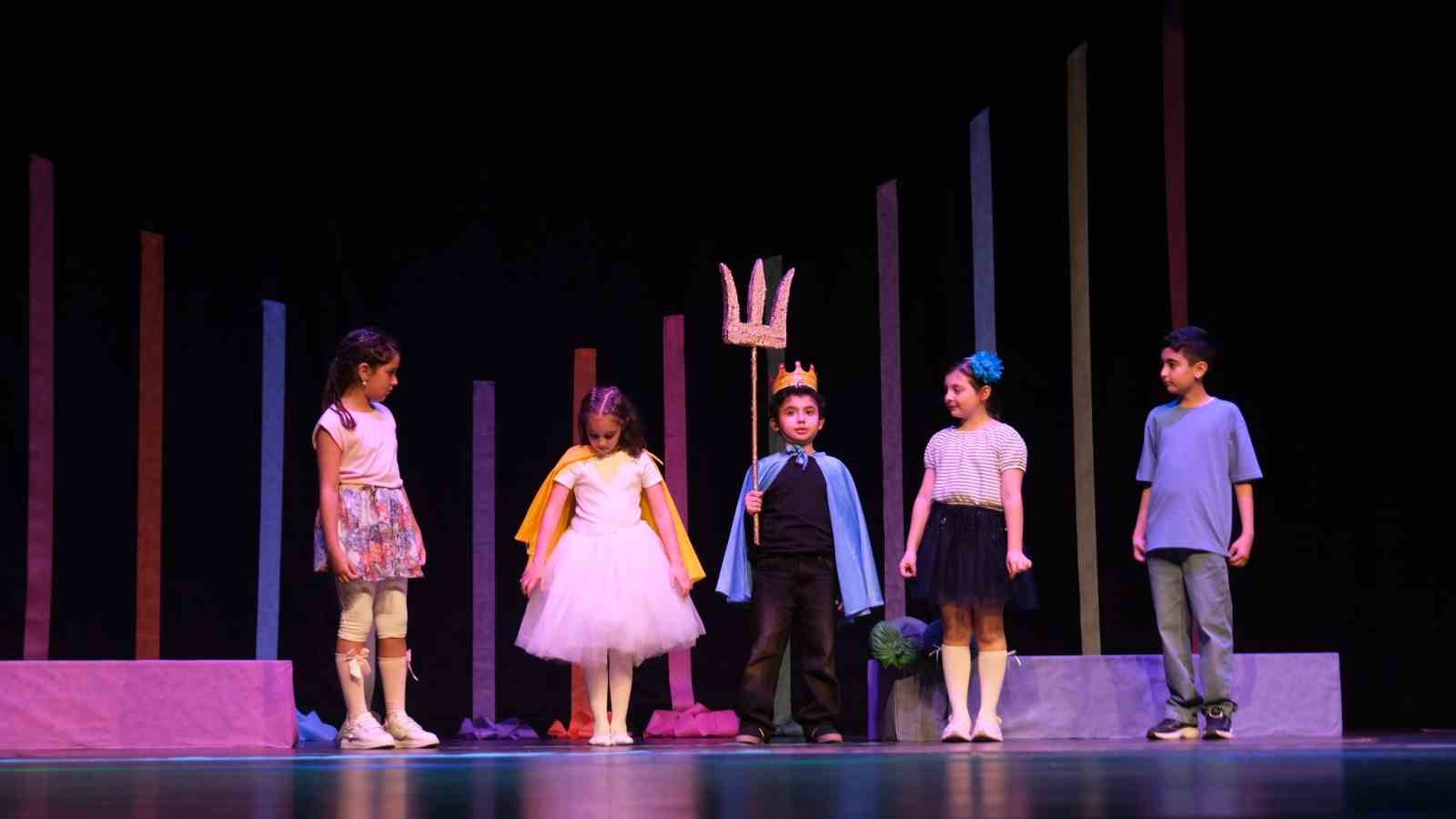 Minik tiyatrocular 23 Nisan coşkusunu sahneye taşıdılar