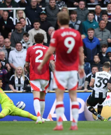 Altay Bayındır, Premier Lig’de ilk kez oynadı