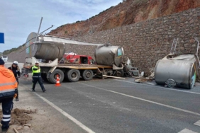 Balıkesir’de süt tankeri drenaj duvarına çarptı; 1 ölü