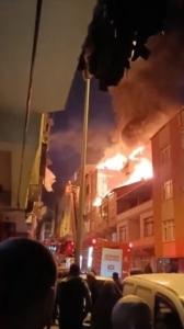 Sultangazi’de korkutan yangın: Vatandaşlar sokağa döküldü