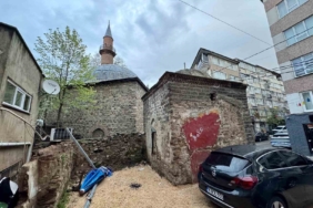 Şeker Hoca Camii ve türbesi çevre düzenlemesi bekliyor