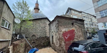 Şeker Hoca Camii ve türbesi çevre düzenlemesi bekliyor