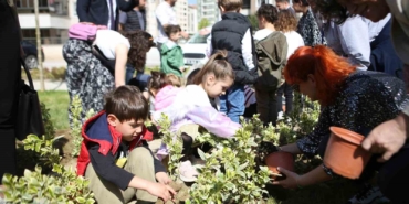 Yeni parkın bitkilerini minikler dikti