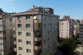Kadıköy’de balkonu çöken bina dron ile görüntülendi