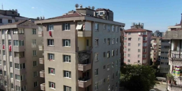 Kadıköy’de balkonu çöken bina dron ile görüntülendi