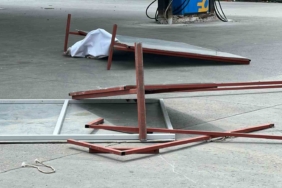 Ataşehir’de şiddetli rüzgarda uçan panolar vatandaşın üzerine düştü