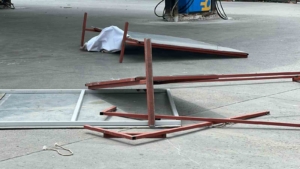 Ataşehir’de şiddetli rüzgarda uçan panolar vatandaşın üzerine düştü