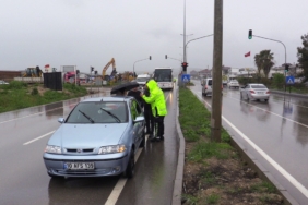 Bandırma’da yağışlı hava kazayı beraberinde getirdi, otobüs taksiye çarptı, 2 yaralı