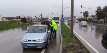 Bandırma’da yağışlı hava kazayı beraberinde getirdi, otobüs taksiye çarptı, 2 yaralı