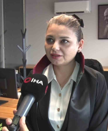 Yıllardır manevi dedesi olarak bildiği kişinin öz babası olduğunu öğrendi