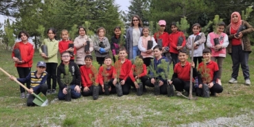 Minik öğrencileri fidanları toprakla buluşturdu