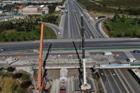 Tuzla’da 3 gündür köprü altında sıkışan tırı kurtarma operasyonu
