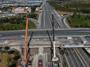 Tuzla’da 3 gündür köprü altında sıkışan tırı kurtarma operasyonu