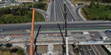 Tuzla’da 3 gündür köprü altında sıkışan tırı kurtarma operasyonu