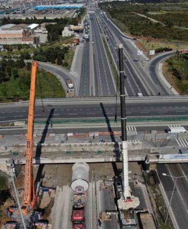 Tuzla’da 3 gündür köprü altında sıkışan tırı kurtarma operasyonu