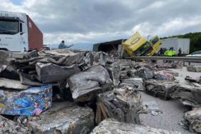 TEM’de yan yatan tırdan saçılan hurdalar trafiği felç etti