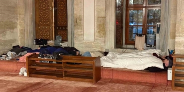 İstanbullular depremin ardından geceyi parklara kurdukları çadırlarda geçiriyor