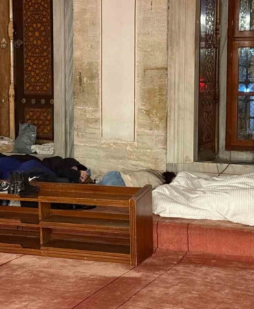 İstanbullular depremin ardından geceyi parklara kurdukları çadırlarda geçiriyor