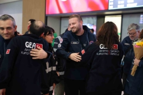 Mynmar’da enkaz altından 2 kişiyi kurtaran GEA ekibi yurda döndü