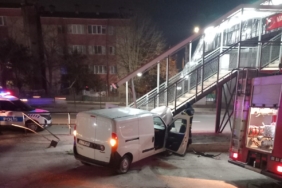 Kontrolden çıkan otomobil üst geçide çarptı: 1 yaralı