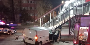 Kontrolden çıkan otomobil üst geçide çarptı: 1 yaralı