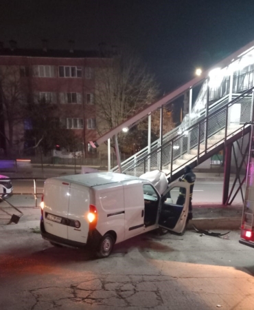 Kontrolden çıkan otomobil üst geçide çarptı: 1 yaralı