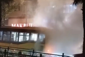 Belediye otobüsü arıza yaptı, çevreyi duman sardı