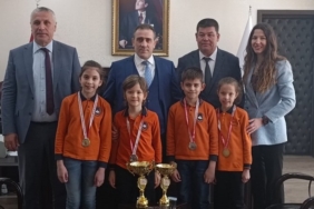 Kaymakam Memiş, tenis şampiyonlarını ödüllendirdi