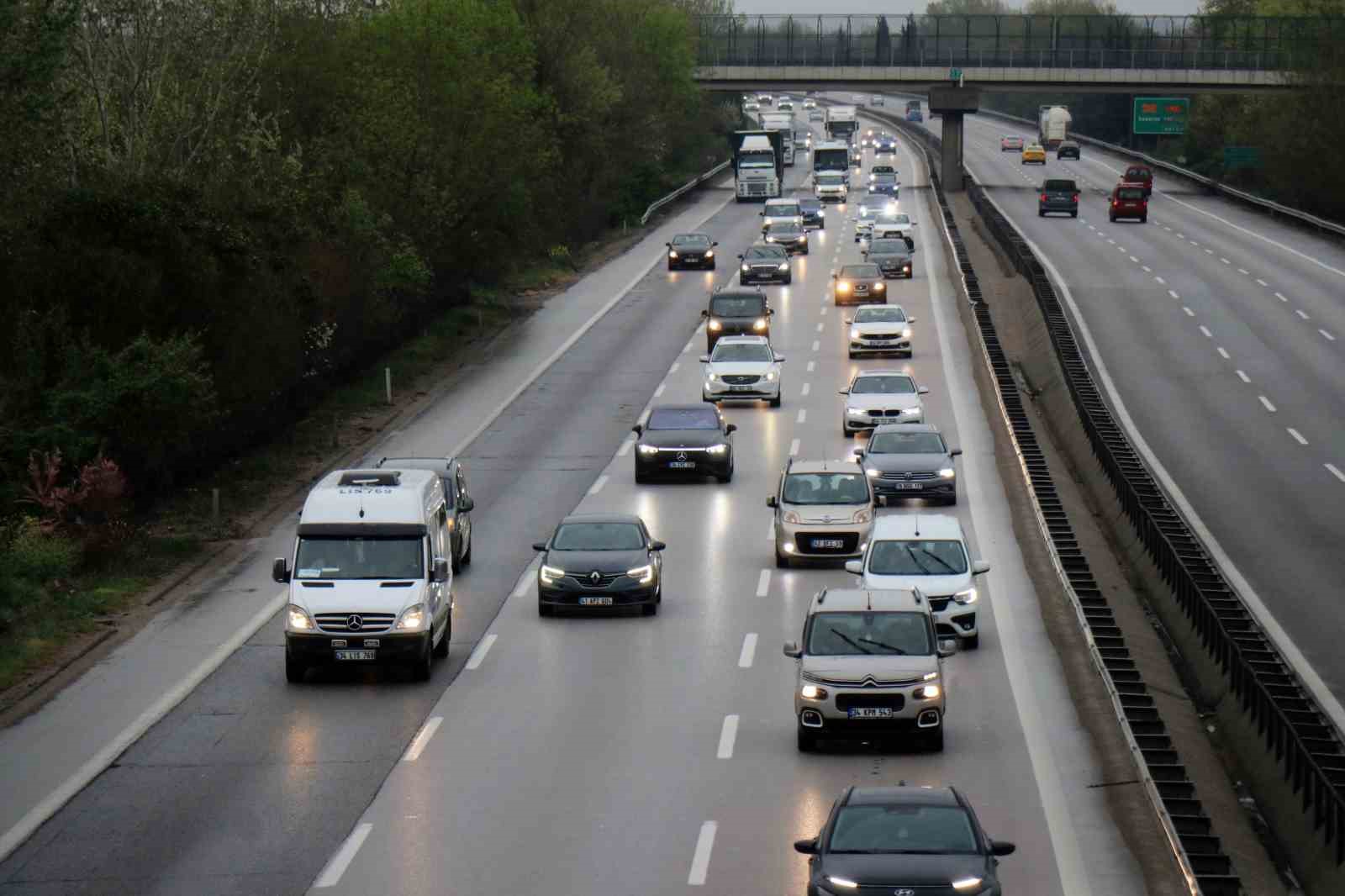 Tatilin bitmesini beklemeyenler bayramın son günü yollara çıktı
