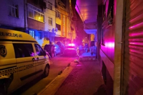 Küçükçekmece’de motosikletli iki kişi evi kurşunladı