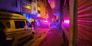 Küçükçekmece’de motosikletli iki kişi evi kurşunladı