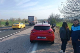 Aracından inen tır sürücüsüne otomobil çarptı