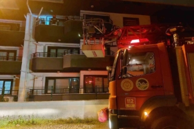 Üç katlı binada kombi yangını paniği: Ekipler alevler eve sıçramadan kontrol altına aldı