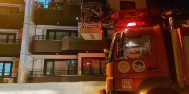 Üç katlı binada kombi yangını paniği: Ekipler alevler eve sıçramadan kontrol altına aldı
