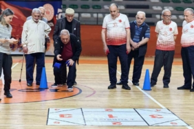Yaşlı sporcular birbiriyle yarıştı