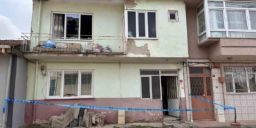 Ekmek almaya giderken ocakta bıraktığı yemek 2 evladından etti