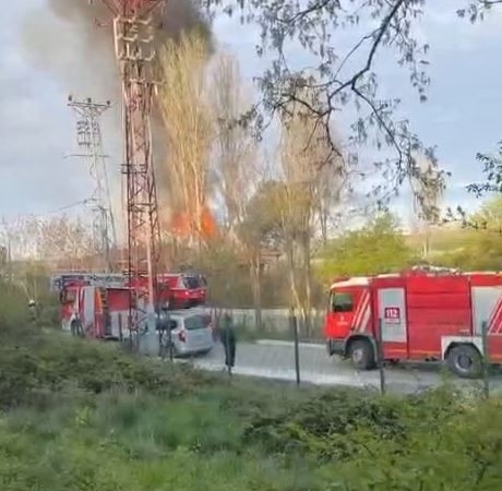 Arnavutköy’de gecekondu alev alev yandı