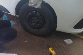 Aracın çamurluklarına gizlediği esrarla yakalandı