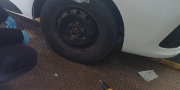 Aracın çamurluklarına gizlediği esrarla yakalandı